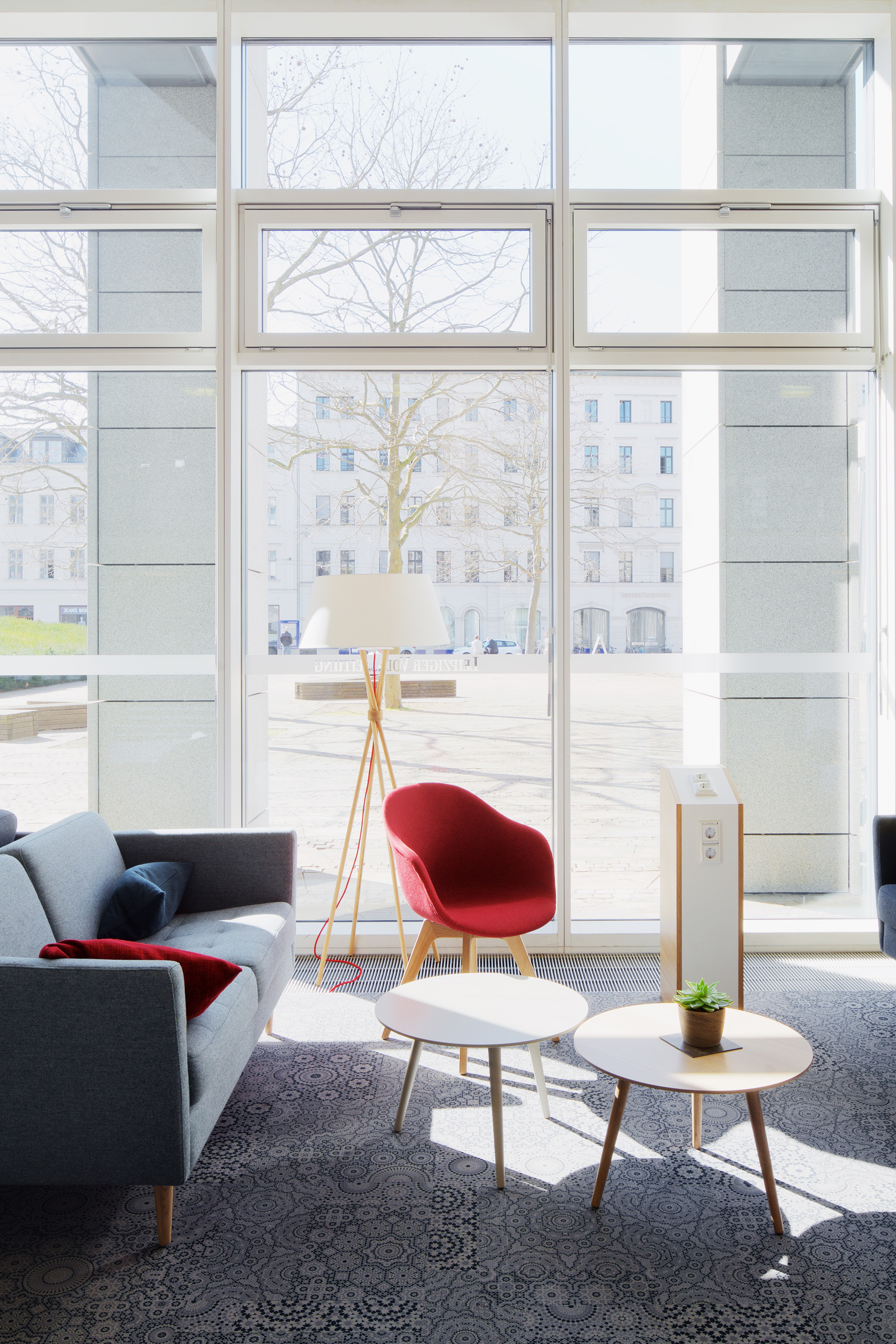 Blick aus dem Foyer der LVZ mit Loungemöbeln nach draussen