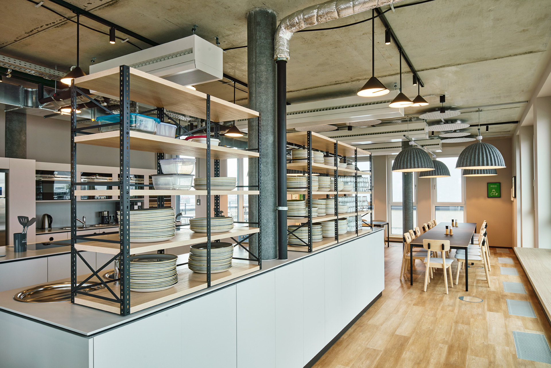 Blick auf moderne Bürokantine mit Theke und Sitzbereich bei Mister Spex